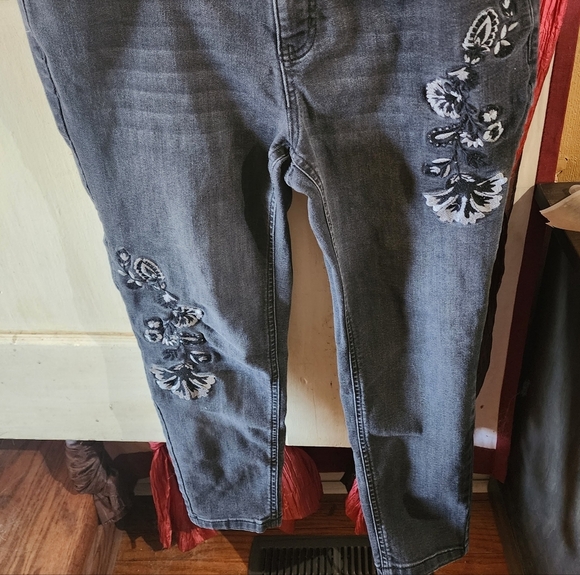 DC Jeans Slightly Curvy Gray Embroidered Floral Skinny Denim Size 16P Y2K - Picture 4 of 7